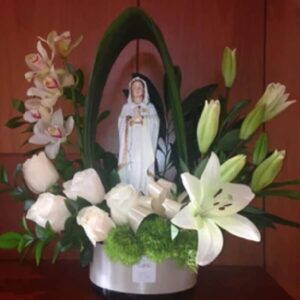 Virgen-grande-con-orquídeas-lirios