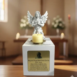 Cenizario de porcelanato con urna de cuarzo, ángel de resina en oración y placa personalizada, diseñado para el hogar.