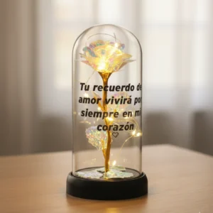 Detalle de una rosa de cristal con un suave resplandor interior LED sobre un fondo oscuro, simbolizando la luz eterna.