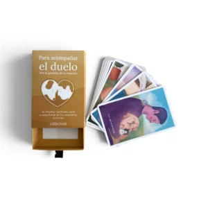 Caja de tarjetas Solacium abierta junto a un mazo de 15 tarjetas ilustradas sobre el duelo por la pérdida de una mascota en Colombia.
